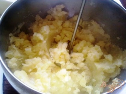 Отвариваем картофель,измельчаем с маслом, желтками и сливками в пюре,добавляем плавленный сыр. Бланшируем в горячей воде цветную капусту до готовности.