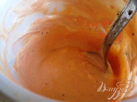 Смешиваем сметану с томатным соусом, солим и перчим по вкусу.