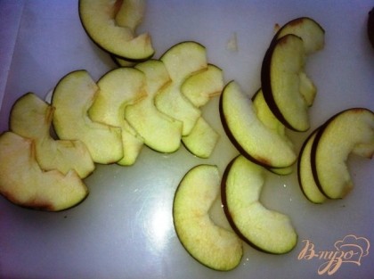 Нарезаем яблоки тонкими ломтиками.