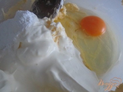 Сливочное масло растереть с сахаром, добавить сметану,1 яйцо, пекарский порошок и муку.Муки может пойти немного больше, в зависимости от размера яиц.Тесто должно получится мягким и не липнущим к рукам.