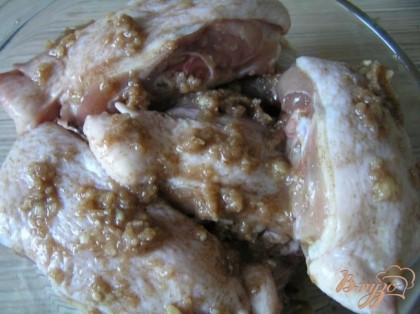 Цыпленка разрезать на 8 частей, смазать маринадом, оставить на 2 часа.