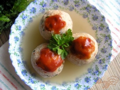 Готово! Разложить по тарелкам, залить бульоном и украсить петрушкой и томатным соусом. Приятного аппетита! :)