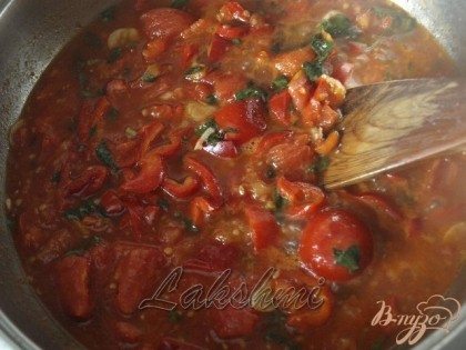 Готовим соус "пассата". На оливковом масле слегка поджариваем чеснок, нарезанный пластинками, добавляем болгарский перец, консервированные томаты и нарезанный базилик.Тушим вместе до загустения.