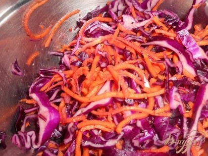 Капусту красную нарезать соломкой смешать с корейской морковью, добавить лимонный сок,посолить и поперчить и перемешать.