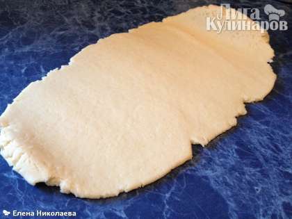 Достаем охлажденное тесто и раскатываем толщиной 3-5 мм.