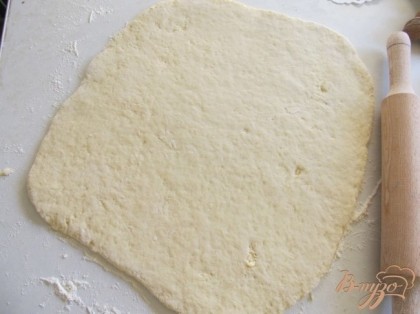 Раскатать тесто в пласт толщиной 1 см.