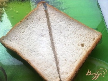 Сэндвичный хлеб нарезаем треугольничками.