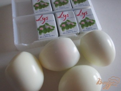 Яйца отварить и смешать с мягким сыром.