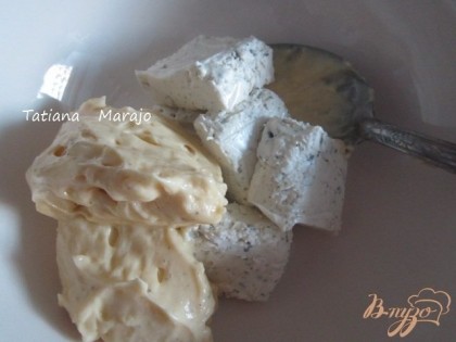 Для того, чтобы легче было смешивать , сначала сыр смешать с майонезом.60 гр. сыра и 3 ст.л. майонеза