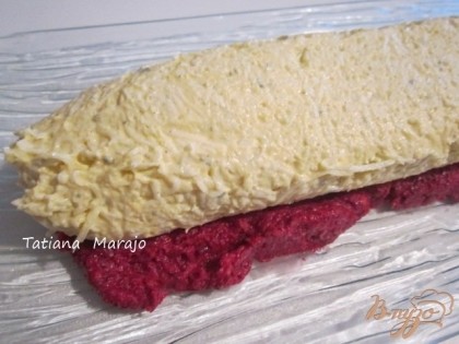 На тарелку выложить слой свекольной массы, по середине уложить сырную кобласку.