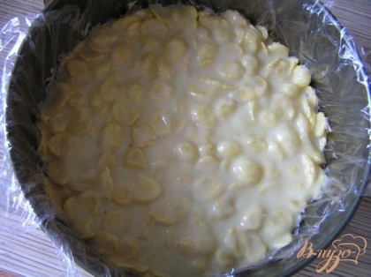Разъемную форму для торта застелить пищевой пленкой. Выложить шоколадно-кукурузную массу, разровнять. Убрать в холодильник.