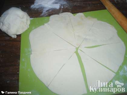 Яблоки очистить от кожуры и разрезать на кусочки .                                    Тесто Слоеное раскатать в круг и разрезать на 8 сегментов.