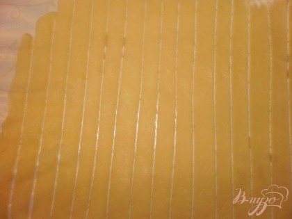 Нарезаем тесто полосками шириной примерно по 7 мм.