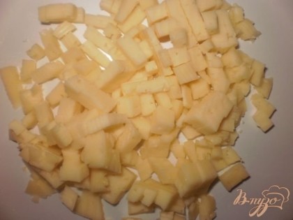 Сыр режим мелкими кубиками.