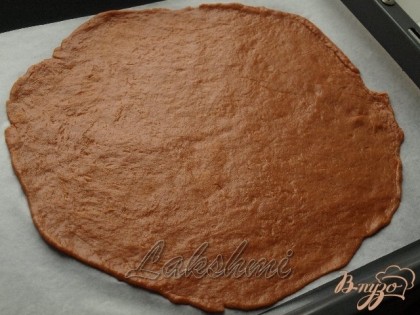 переносим на лист пекарской бумаги и выпекаем при 200 градусах по 5 минут один корж.