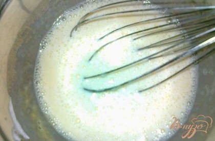 Смешать все ингредиенты, кроме масла и начинки. Чтобы не было комочков, я яйца растираю с сахаром, ванилью и солью, перемешиваю с мукой до однородности, затем вливаю молоко и еще раз перемешиваю до однородной массы.