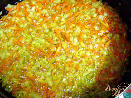 Лук порезать, морковь потереть и слегка поджарить на сливочном с растительным маслами.