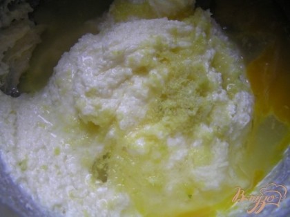 Сливочное масло комнатной температуры взбить с сахаром, добавить яйцо, сок и цедру лимона, еще раз взбить.