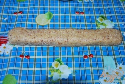 Одну часть теста смешать с миндальной мукой, вымесить и сделать колбаску диаметром 3 см.