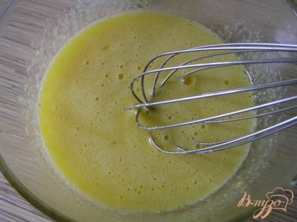 Приготовить баварский лимонный мусс. Залить желатин водой (30-50 мл) и дать ему набухнуть. Желтки смешать с сахаром.