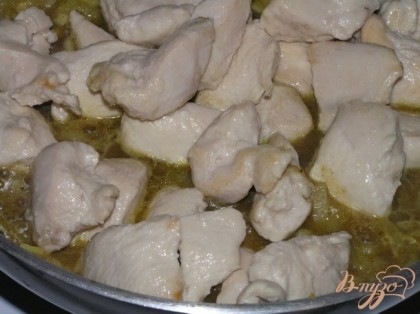 Вернуть курицу в сковороду, перемешать, тушить 15-20 минут, периодически помешивая.