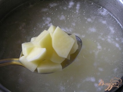 В кипящий куриный бульон добавить нарезанный картофель, варить 10-12 минут.