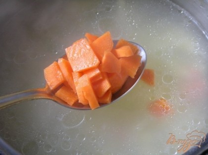 затем добавить нарезанную морковь, варить еще 5-7 минут.