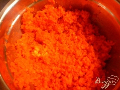 Морковь натереть на мелкой терке,залить сливками и проварить