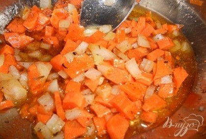 Лук  и морковь мелко нашинковать и пассировать в подсолнечном или оливковом масле.