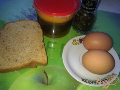 Совсем простой, но очень вкусный завтрак. Берем серый английский тостовый хлеб, смалец и яйца.