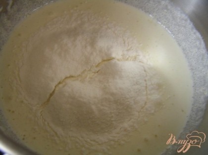 Желтки взбить с сахаром и ванилином до бела на высокой скорости, затем порционно добавлять муку