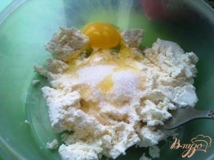 В творог добавляем яйцо, сахар и эссенцию апельсиновую, перемешиваем.