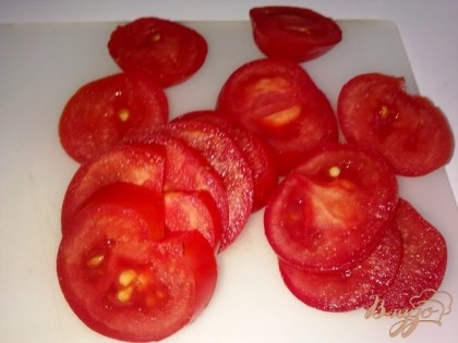 Нарезаем кружочками помидор.