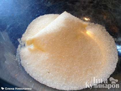 К размягченному сливочному маслу добавляем сахарный песок