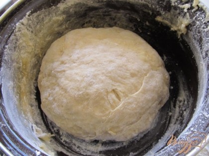 Замесить мягкое тесто, положить в глубокую кастрюлю, накрыть и поставить в теплое место, чтобы поднялось.