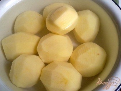 Чистим картофель и нарезаем соломкой, обжариваем на растительном масле до полу готовности.