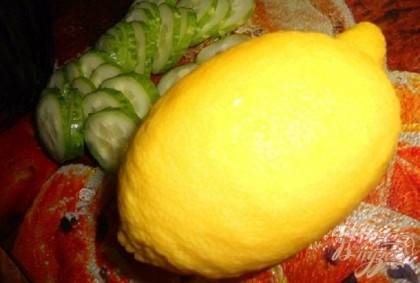 Огурец нарезать тонкими кружочками,  из четверти лимона выжать сок и полить капусту, хорошо перемешать.