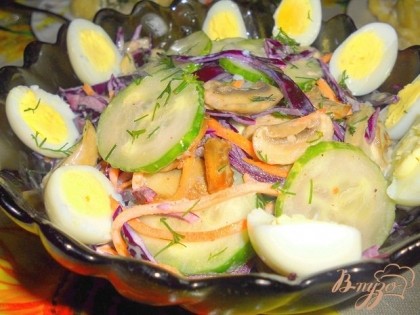 Готово! Добавляем грибы и сметану, перемешать. Нашинковать мелко укроп и добавить в салат, яйца разрезать на половинки и уложить сверху салата. Приятного аппетита.
