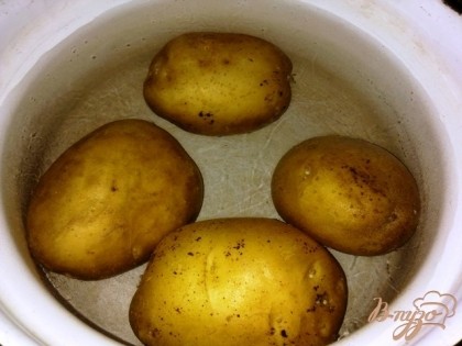 Отвариваем картофель в мундире