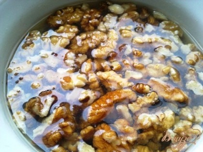 Заливаем кипятком грецкие орехи на несколько минут.