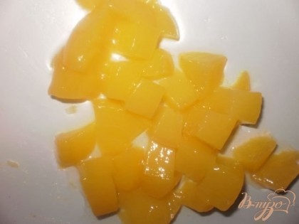 Персик очищаем от кожицы и нарезаем кубиками. Можно использовать как свежий, так и консервированный персик. Я использовала консервированный, с ним салатик получается слаще.