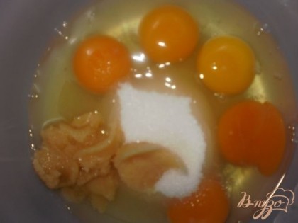 В глубокую миску разбиваем яйца, сахар и мед.