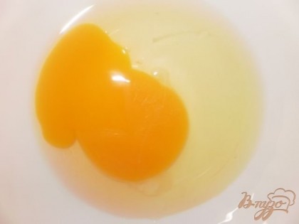 Готовим тесто для клецок: в глубокую миску разбиваем куриное яйцо.