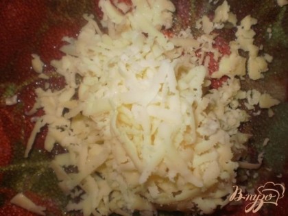 Сыр натираем на терке и отправляем в суп, хорошо перемешиваем.