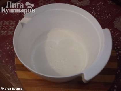 В молоке разводим чайную ложку соли
