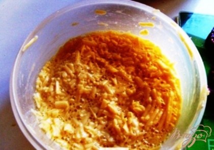 Добавляем тертый сыр во взбитые яйца - это льезон.