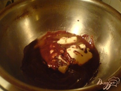 На водяной бане растопить шоколад (я добавила 1 ст л сливочного масла).