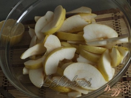 Яблоки освободить от семян, нарезать дольками и сбрызнуть лимонным соком.