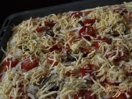 Посыпать верх пиццы орегано и базиликом, затем сыром и в духовку на 15 минут при 200 градусах. Зелень по вкусу.