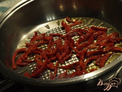 В сковороде разогреть растительное масло,нарезать крупной соломкой болгарский перец и немного его обжарить.
